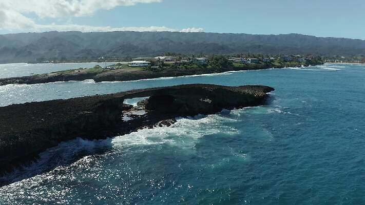 파도 바다 섬 여행 자연 안테나 풍경 사람없음 물 암석 구멍 동굴 부식 아치 하와이 내추럴 드론 랜드마크 보호구역 터키석 4K MOV 해외동영상 클립영상 자연요소 통신 미국 돌_바위 보석 생태계 동영상 구역 파일형식