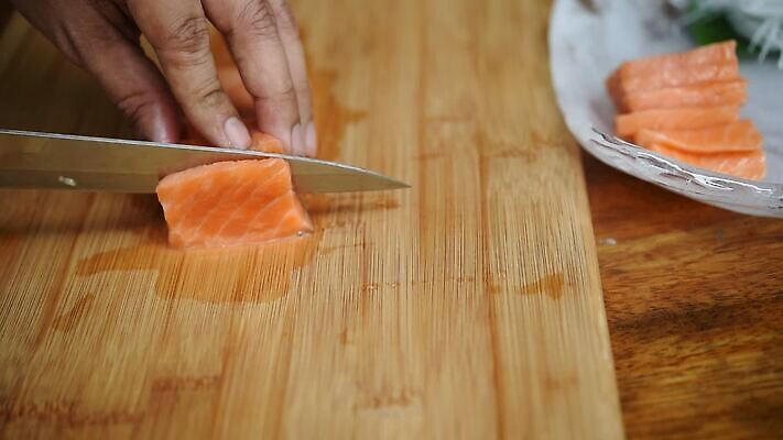전통 접시 손 음식 바다 조각 다이어트 오렌지 건강 어류 요리 미술 동양인 주방 식당 일본 요리사 식사 저녁식사 초밥 회 신선 시장 칼 맛 떨어짐 먹기 해산물 질감 날것 날카로움 서빙 연어 실수 뷔페 사무라이 오메가 맛있는 MOV 해외동영상 클립영상 직업 식기 아시아 컨셉 과일 모션 문화예술 인종 신체부위 상점 수중동물 동영상 일본음식 파일형식