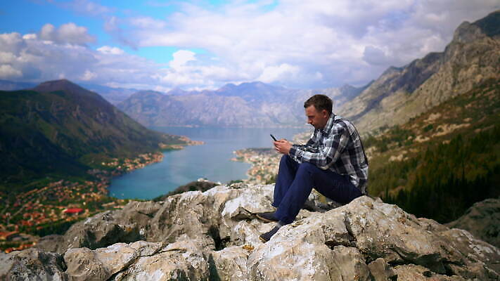 나무 백인 남자 바다 여행 하늘 모바일 휴가 산 파노라마 한명 성인 초록색 물 파란색 스마트폰 여행객 계곡 소나무 정상 셀프카메라 침엽수 스카이라인 몬테네그로 4K MOV 해외동영상 클립영상 자연요소 서양인 식물 1 컬러 촬영기법 사람 핸드폰 스마트기기 사진촬영 동영상 파일형식