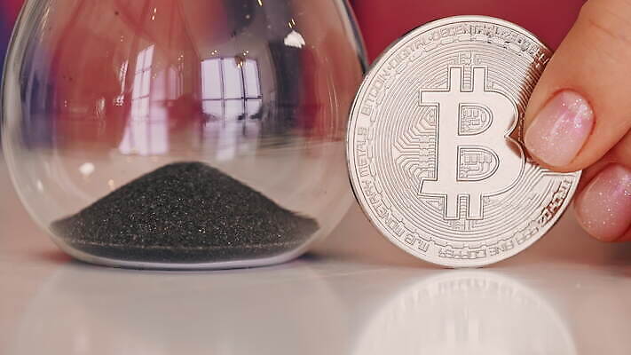 컨셉 돈 인터넷 비즈니스 손가락 성공 신체부위 금융 경제 디지털 동전 웹 잡기 시장 황금 암호 상인 발굴 모래시계 무역 외화 투자 상업 전자 전자상거래 수입 경제학 가상 4K MOV 해외동영상 클립영상 손 교육 산업 모래 시계 모션 사람 재산 동영상 파일형식