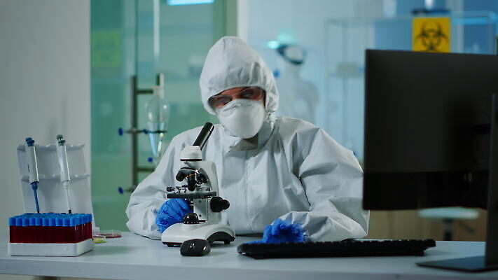 과학 건강 병원 현미경 실험 작업복 가면 치료 컴퓨터 약 견본 건강관리 의사 타이핑 작업 실험실 바이러스 보호 생명공학 보호장비 과학자 분석 직원 생물학 하이테크 발견 혁명 개발 백신 유전 전염병 화학물질 화학자 항생제 코로나바이러스 4K MOV 해외동영상 클립영상 직업 옷 교육 컨셉 의학 기술 실험기구 관리 전자제품 장비 의료진 화학 질병 동영상 학자 파일형식