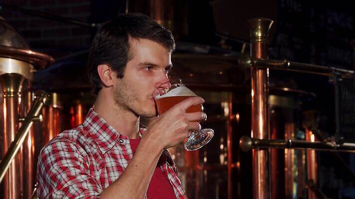 직업 행복 산업 음료 비즈니스 사업가 공장 성공 노동자 맥주 생맥주 한명 파티 식당 장비 시험 알코올 업무 바 액체 선택 맛 상품 컨테이너 서비스 발효 주인 양조 양조장 소유 중소기업 맛있는 4K MOV 해외동영상 클립영상 1 교육 감정 컨셉 회사 공업 주류 사람 이벤트 상점 작업 동영상 파일형식