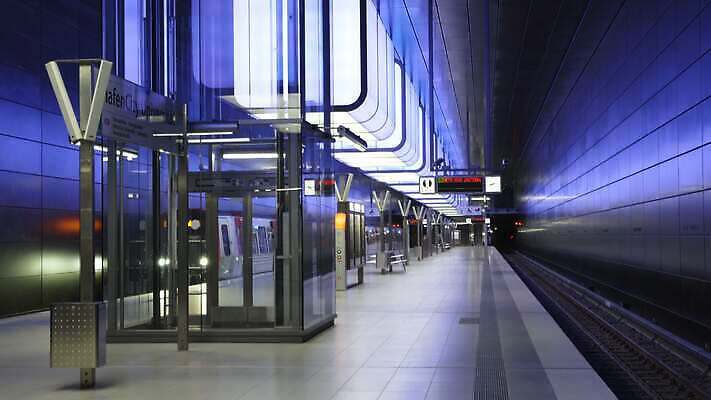 디자인 유럽 선 여행 백그라운드 이동 건축양식 교통시설 유리 미래 독일 사람없음 내부 건물 파란색 빛 사무실 계단 금속 기차 도시 시간 터널 전철 역 아래 속도 에스컬레이터 튜브 지하 일반 빛망울 대칭 함부르크 비어있는 4K MOV 해외동영상 클립영상 건축물 건축 나라 길 육상교통 컬러 교통 컨셉 비즈니스 재질 대중교통 방향 시설 위치 동영상 파일형식