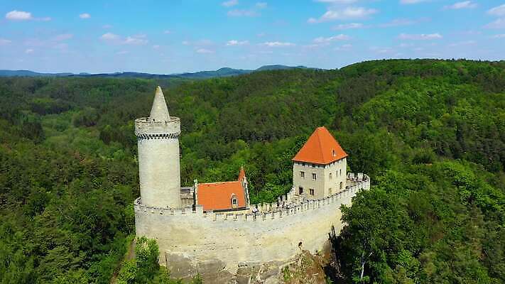 외관 유럽 벽 여행 건축양식 자연 안테나 파노라마 풍경 사람없음 건물 탑 궁전 수확 골동품 바위 시골 성 방어 중세 역사 숲 체코 프라하 천연기념물 고딕 드론 랜드마크 보헤미아 옛날 웅장함 4K MP4 해외동영상 클립영상 건축물 건축 나라 고건축 농업 통신 촬영기법 어류 돌_바위 생태계 동영상 파일형식