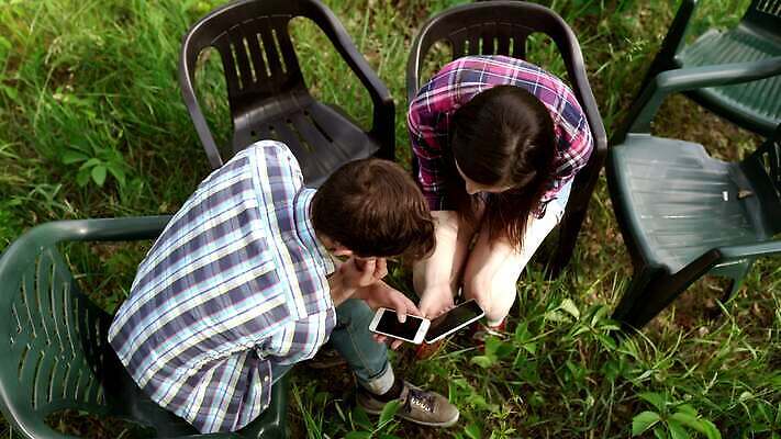 백인 라이프스타일 행복 음식 백그라운드 자연 함께함 육류 미소 사람 야외 두명 여름 친구 파티 그룹 그릴 바비큐 굽기 먹기 캠핑장 주말 4K MOV 해외동영상 클립영상 서양인 계절 감정 컨셉 식재료 관계 모션 주방용품 표정 이벤트 생활 캠핑 구이 생태계 동영상 파일형식