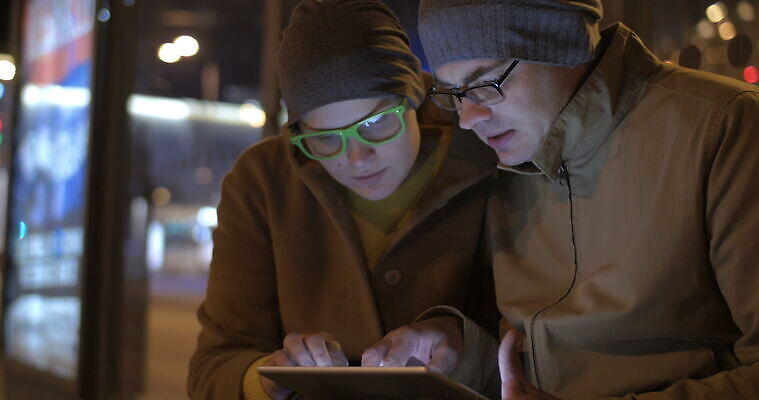 백인 커플 여자 남자 여행 2 거리 대화 앉기 성인 야외 컴퓨터 터치패드 알약 여행객 흰색 잡기 도시 기다림 야간 저녁 검색 타운 패드 에스토니아 터치스크린 4K MOV 해외동영상 클립영상 자연요소 서양인 유럽 컬러 관계 모션 말하기 사람 전자제품 약 동영상 파일형식