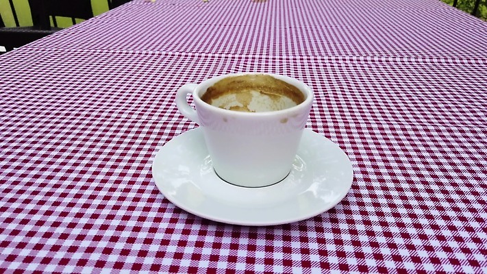 디자인 여유 커피 음료 음식 컨셉 패턴 탁자 아침 실내 미술 사람없음 장식 컵 빨간색 소풍 갈색 우주 검은색 어둠 카페 우유 머그컵 수확 식탁보 직물 뜨거움 액체 클래식 컵받침 확인 질감 체크무늬 심플 아로마 카푸치노 카페테리아 에스프레소 단절 라떼 모카 백자 아라비카 카페인 4K MP4 해외동영상 클립영상 주간 식기 감정 컬러 가구 무늬 농업 문화예술 유제품 내부 야외활동 상점 도자기 받침대 동영상 파일형식