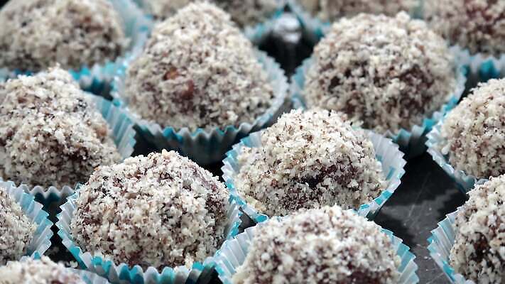 전통 접시 계절 산업 선 음식 백그라운드 크리스마스 공 공장 휴가 디저트 사탕 사람없음 목재 빛 쿠키 과자 케이크 초콜릿 덮개 알코올 대접 달콤 굽기 날것 머리위 코코넛 아몬드 코코아 토막 내추럴 핸드메이드 프랄린 4K MP4 해외동영상 클립영상 나무 식기 기념일 음료 과일 재료 공업 견과류 뚜껑 맛 구이 동영상 파일형식