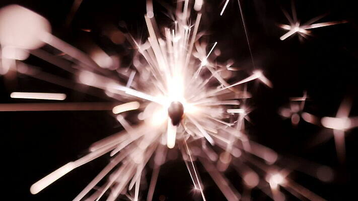 별 크리스마스 오렌지 불 추상 휴가 불꽃 기념 폭죽 불꽃놀이 따뜻함 사람없음 아웃포커스 빨간색 빛 노란색 파티 검은색 어둠 에너지 흰색 축하 뜨거움 야간 소프트포커스 폭발 날카로움 문학 마법 빛망울 고립 광 특별함 화상 MOV 해외동영상 클립영상 자연요소 기념일 컬러 컨셉 무늬 과일 놀이 촬영기법 이벤트 상처 동영상 파일형식