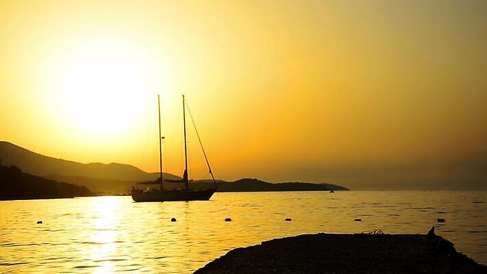 여자 실루엣 아시아 바다 오렌지 태국 하늘 휴가 휴식 항해 그림자 한명 사람 앉기 성인 사람없음 야외 옆모습 캐주얼 물 컬러풀 햇빛 태양 반사 일출 황혼 일몰 시골 보트 고독 필름 명상 잔물결 코르푸 여자만 여자한명만 수평선 HD MOV 해외동영상 클립영상 자연요소 1 옷 감정 나라 물결 뷰포인트 컬러 컨셉 배_교통 과일 모션 촬영기법 노을 그리스 동영상 파일형식