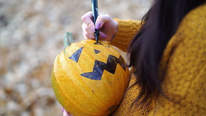 전통 손 계절 여자 얼굴 채소 오렌지 호박 휴가 주택 미술 미소 이벤트 장식 파티 검은색 페인트 할로윈 가을 대접 그리기 유령 숲 무서움 심볼 준비 그림 예술가 10월 몬스터 호러 소름 4K MOV 해외동영상 클립영상 감정 컬러 과일 모션 문화예술 표정 사람 건물 신체부위 날짜 공포 동영상 파일형식