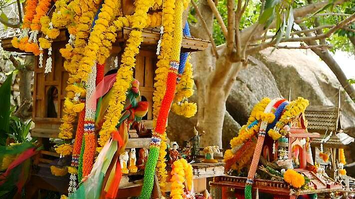 전통 꽃 아시아 종교 문화 인형 컬러 여행 백그라운드 컨셉 불교 건축양식 태국 자연 주택 미술 사람없음 야외 목재 장식 초록색 컬러풀 조각상 평화 믿음 화환 미니어처 댄서 사찰 유령 작음 방콕 각도 사당 숭배 옛날 MOV 해외동영상 클립영상 나무 식물 직업 건축 감정 나라 재료 종교건축 문화예술 건물 조형물 모형 크기 생태계 동영상 파일형식