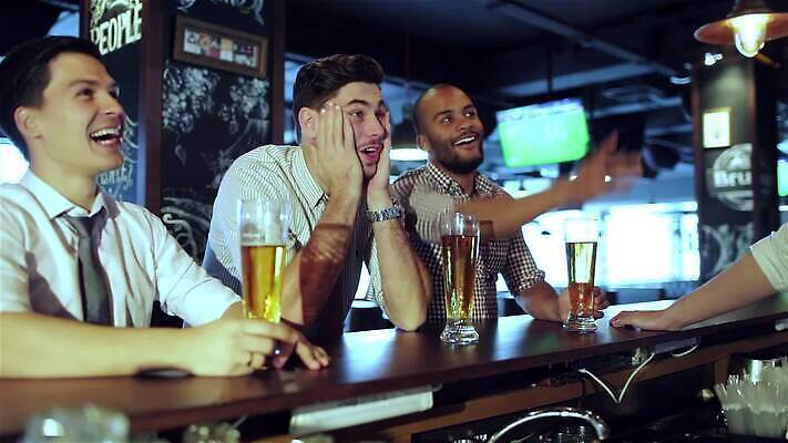 행복 음료 셔츠 회사 응원 기념 맥주 함께함 실내 미소 세명 친구 축구 텔레비전 우정 마시기 축하 알코올 관찰 바 4 그룹 라이벌 만취 시끄러움 소통 타종 MP4 해외동영상 클립영상 감정 컨셉 상의 비즈니스 관계 모션 주류 표정 사람 내부 전자제품 숫자 구기 종 동영상 술취함 파일형식