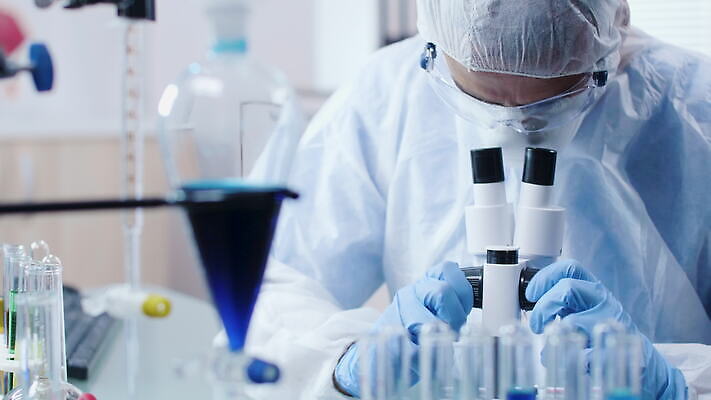 직업 남자 산업 컬러 과학 건강 현미경 실험 작업복 가면 스터디 컴퓨터 약 3D 스크린 장비 의사 코트 램프 작업 액체 기술자 실험실 결과 질병 DNA 연구원 과학자 뇌 생물학 비커 튜브 발견 조제 돌봄 화학자 4K MOV 해외동영상 클립영상 옷 교육 컨셉 의학 모션 조명 실험기구 사람 전자제품 학습 외투 의료진 생명공학 디지털합성 만들기 동영상 학자 파일형식