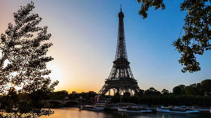 나무 실루엣 전통문화 여행 건축양식 자연 하늘 풍경 사람없음 야외 물 관광지 강 새벽 프랑스 도시 보트 랜드마크 선박 파리(프랑스) 4K 타임랩스 MOV 해외동영상 클립영상 자연요소 식물 전통 건축 유럽 문화 수상교통 배_교통 촬영기법 생태계 동영상 파일형식