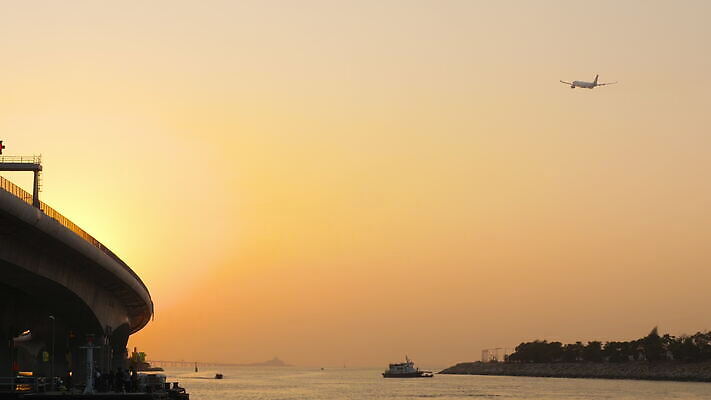 공공시설 아시아 바다 섬 여행 통신 교통시설 사람없음 야외 물 파란색 여행객 중국 일몰 수로 홍콩 기간 마카오 프로젝트 수평선 4K MOV 해외동영상 클립영상 자연요소 나라 컬러 교통 사람 노을 시설 동영상 파일형식