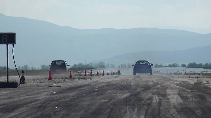 도로 선 스포츠 모션 자동차 사람없음 힘 경쟁 공연 운전 도전 레이싱 운전사 당기기 끝 속도 순환 타이어 불가리아 블러 선로 승자 자동 4K MP4 해외동영상 클립영상 직업 길 육상교통 컨셉 교통시설 이벤트 시합 동영상 파일형식 남유럽