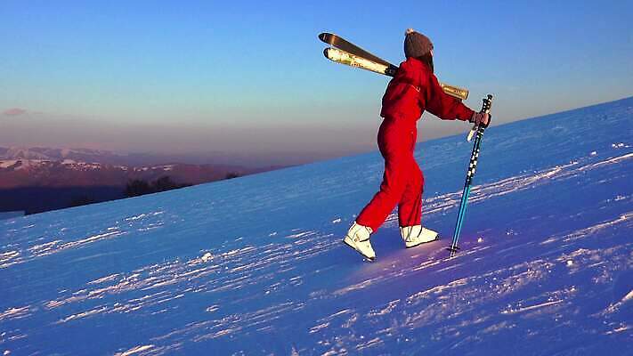 스포츠 여행 겨울 하늘 성공 산 경사 야외 걷기 일출 얼음 일몰 등산 트래킹 하이킹 자유 흰색 정상 위험 가루 고도 산등성이 오르기 알프스 스키선수 무임승차 산악가 절정 하이커 혼자 눈내림 4K MP4 해외동영상 클립영상 자연요소 계절 유럽 컬러 컨셉 모션 레저 운동선수 눈_날씨 노을 승차 동영상 파일형식