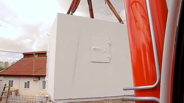 밧줄 중동 건축양식 모바일 주택 매달리기 안전 사람없음 건물 로켓 화물 도시 보호 폭격 폭탄 기중기 전쟁 보안 짐차 팔 무거움 리프팅 신발장 이스라엘 콘크리트 MOV 해외동영상 클립영상 건축물 건축 나라 줄 컨셉 모션 자동차 신체부위 운송업 중장비 무게 공격 폭발물 동영상 서아시아 파일형식