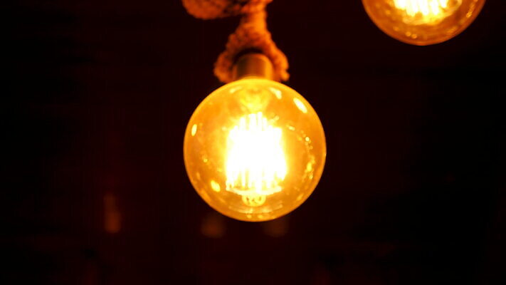 디자인 밧줄 과학 백그라운드 전구 유리 조명 아이디어 나선형 사람없음 경제 빛 금속 검은색 어둠 힘 장비 에너지 흰색 램프 문학 철사 해결 세대 빛망울 광 발명 발생 진짜 텅스텐 필라멘트 현재 MOV 해외동영상 클립영상 줄 컬러 컨셉 무늬 재질 원소 동영상 파일형식