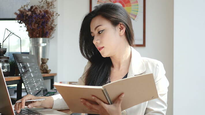 라이프스타일 여자 아시아 커피 포즈 인터넷 비즈니스 통신 아침 열쇠 노동자 실내 한명 사람 동양인 성인 30대 노트북 컴퓨터 사무실 상점 공책 웹 카페 타이핑 도시 업무 직장인 비즈니스우먼 종업원 무선전화기 책상 경영자 바쁨 카페테리아 동영상 책임자 프리랜서 스타일 4K MOV 해외동영상 클립영상 주간 직업 1 나라 음료 가구 문구용품 인종 내부 생활 장년 전자제품 작업 전화기 리더 파일형식