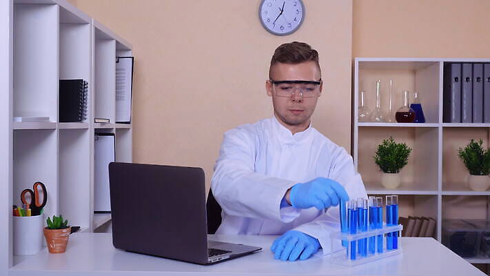 직업 응시 남자 행복 산업 안경 과학 포즈 유리병 고글 병원 실험 한명 미소 안전 사람 파란색 학습 카메라 건강관리 의사 코트 흰색 업무 작업 액체 실험실 생명공학 약국 과학자 생물학 튜브 조제 4K MOV 해외동영상 클립영상 1 시선 잡화 교육 감정 컬러 의학 병_용기 표정 건강 관리 전자제품 약 외투 의료진 만들기 동영상 학자 파일형식