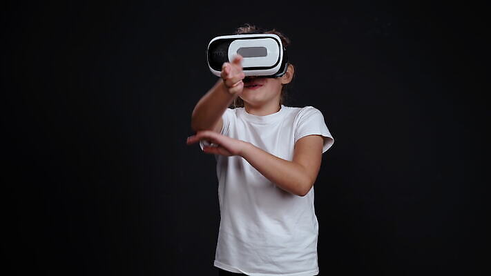 스튜디오촬영 백인 모델 라이프스타일 행복 감정 안경 어린이 스포츠 포즈 검은배경 한명 운동 디지털 헤드폰 놀람 회색 자유 게임 축하 하이테크 전자 동영상 고립 가상 스타일 4K MOV 해외동영상 클립영상 서양인 1 잡화 컬러 음향기기 백그라운드 컨셉 놀이 기술 실내 표정 건강 사람 생활 검은색 파일형식