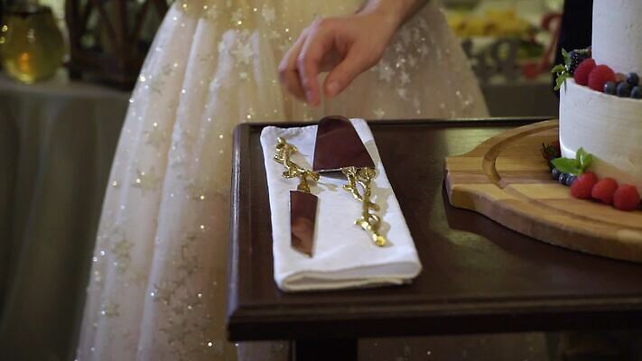 전통 디자인 커플 기념일 꽃 음식 신랑 결혼 결혼식 휴가 디저트 기념 폭죽 실내 사탕 사랑 이벤트 장식 파티 케이크 얼음 낭만 흰색 축하 생일 달콤 맛 설탕 자르기 굽기 배열 먹기 크림 마법 접수 프로스팅 맛있는 MOV 해외동영상 클립영상 자연요소 식물 감정 컬러 컨셉 관계 모션 내부 구이 제빵 동영상 파일형식