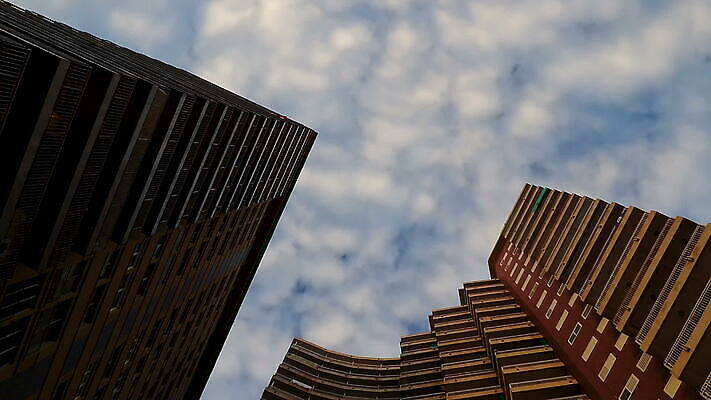 구름 여행 비즈니스 건축양식 하늘 표면 날씨 불꽃 주택 사람없음 야외 건물 파란색 빛 도시풍경 사무실 햇빛 갈색 탑 고층빌딩 발코니 도시 시간 스페인 도심 큼 스카이라인 강렬 타임랩스 MOV 해외동영상 클립영상 자연요소 건축물 건축 유럽 컬러 불 촬영기법 풍경 빌딩 태양 크기 동영상 파일형식