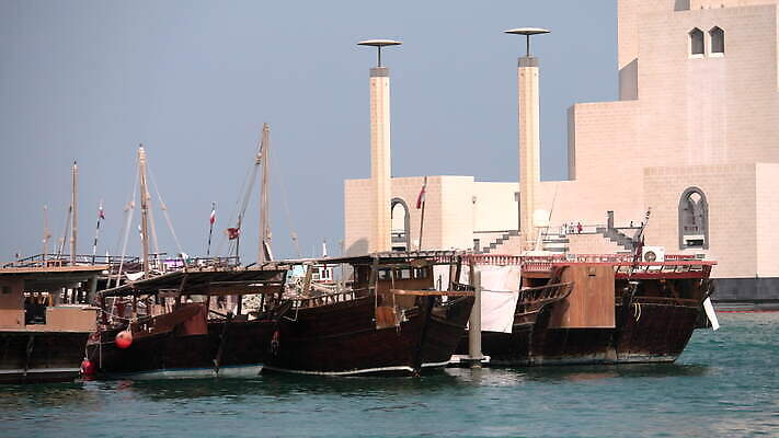 전통 문화 바다 여행 비즈니스 건축양식 낚시 항해 미술 사람없음 건물 목재 탑 항구 고층빌딩 도시 만 보트 역사 재산 도심 중앙 이슬람교 정박 박물관 함선 아라비아 포트 카타르 동쪽 스카이라인 랜드마크 수도권 아랍어 4K MOV 해외동영상 클립영상 나무 건축물 건축 종교 배_교통 재료 중동 교통시설 레저 문화예술 빌딩 금융 방향 지역 동영상 파일형식