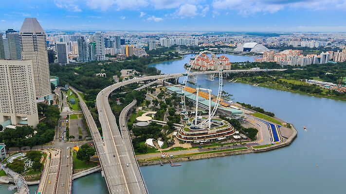 공원 아시아 여행 비즈니스 건축양식 하늘 안테나 풍경 사람없음 야외 건물 물 강 도시풍경 탑 항구 고층빌딩 도시 만 바퀴 보트 회전 장면 스카이라인 싱가폴 돌리기 랜드마크 인기 4K 타임랩스 MOV 해외동영상 클립영상 자연요소 건축물 공공시설 건축 나라 배_교통 통신 교통시설 모션 촬영기법 빌딩 동영상 파일형식