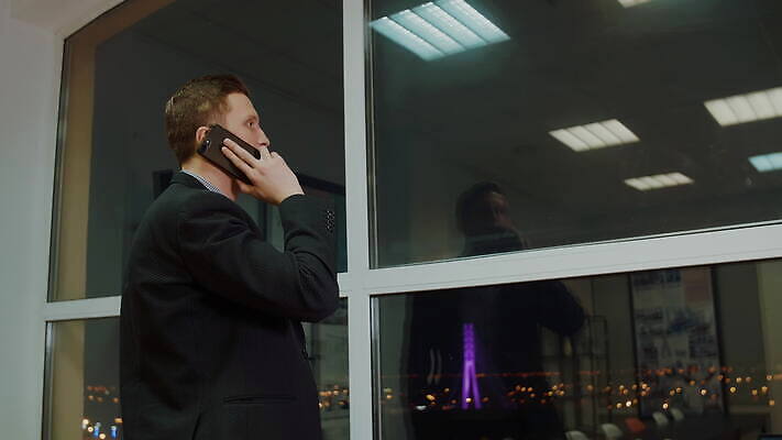 백인 직업 라이프스타일 남자 백그라운드 비즈니스 사업가 통신 창문 성공 모바일 노동자 말하기 대화 한명 사람 정장 스마트폰 핸드폰 사무실 외침 도시 비즈니스맨 자신감 저녁 연결 대표 종업원 중개인 전화기 경영자 바쁨 부름 경영 고용 치프 4K MOV 해외동영상 클립영상 서양인 1 옷 감정 컨셉 모션 생활 전자제품 스마트기기 소리 구직 직장인 야간 리더 동영상 채용 파일형식