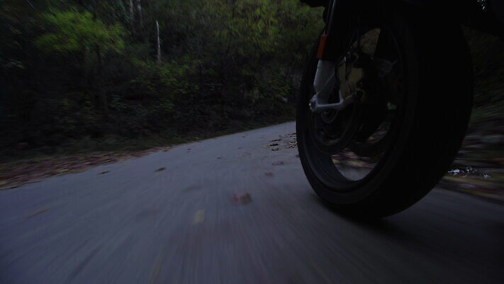 라이프스타일 도로 여행 교통시설 모션 거리 사람없음 야외 금속 자전거 힘 운전 자유 오토바이 시골 바퀴 승차 묘사 속도 순환 모터 라이더 바이크레이서 4K MOV 해외동영상 클립영상 길 교통 컨셉 재질 생활 바이크 시설 동영상 파일형식