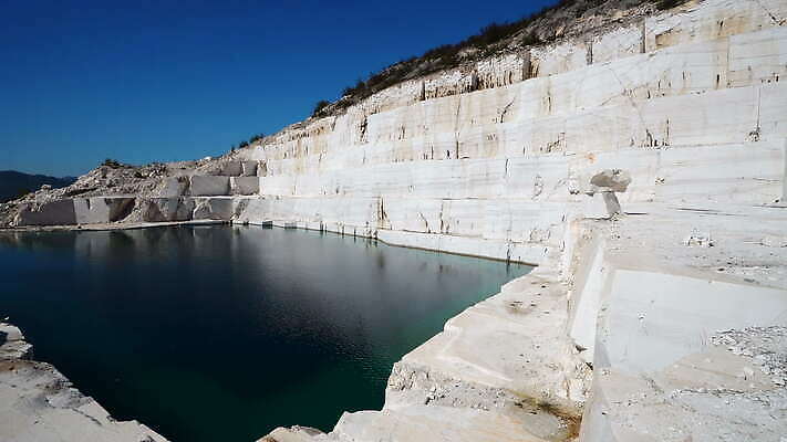 계절 유럽 호수 백그라운드 자연 파노라마 풍경 사람없음 야외 물 평화 고요 블록 탐험 바위 흰색 시골 연못 버리기 발굴 언덕 상업 대리석 암초 방문 마케도니아 발칸반도 웅장함 지질 지질학 채석 케일 4K MOV 해외동영상 클립영상 자연요소 교육 나라 컬러 컨셉 채소 재료 모션 촬영기법 돌_바위 생태계 동영상 파일형식 남유럽