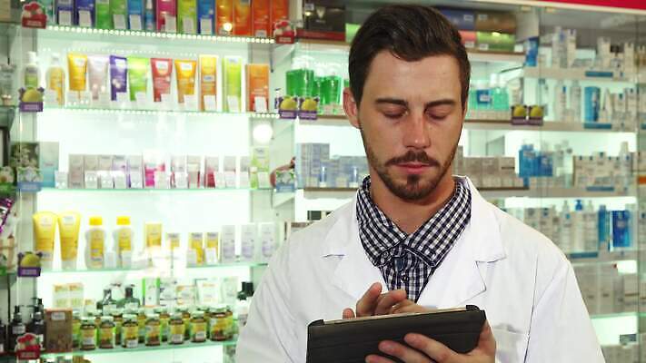 직업 1 남자 성공 수염 갈색머리 건강 한명 사람 성인 알약 약 상점 디지털 의사 타이핑 잡기 업무 닫기 약국 직원 검색 상담 조제 마약 목록 약사 인원 화학약품 4K MOV 해외동영상 클립영상 헤어스타일 컨셉 의학 모션 의료진 작업 화학 만들기 동영상 물질 파일형식