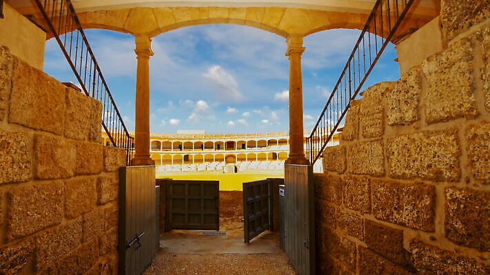 전통 유럽 문화 모래 스포츠 여행 백그라운드 사람없음 노란색 경쟁 경기장 반지 원형 역사 황소 싸움 광장 방문 랜드마크 스페인어 안달루시아 원형극장 진짜 투우장 비어있는 MOV 해외동영상 클립영상 도형 나라 컬러 컨셉 장신구 스포츠시설 모션 소 스페인 극장 동영상 투우 파일형식