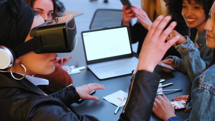 백인 라이프스타일 여자 관계 청소년 함께함 동양인 풍경 여러명 20대 야외 청춘 유행 이탈리아 우정 활발 도시 다인종 성인여자만 유흥 혼혈 남유럽 사교적 4K MOV 해외동영상 클립영상 서양인 유럽 다수 컨셉 사람 인종 청년 생활 친구 다문화 동영상 여자만 성인만 파일형식