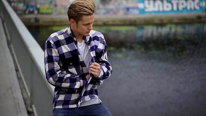 모델 1 라이프스타일 외관 드레스 여행 이동 셔츠 티셔츠 건축양식 한명 사람 성인 야외 여름 강 섹시 유행 여행객 걷기 산책 회색 낭만 슬픔 자신감 보행자 보행로 백조 체코 방문 프라하 우울증 캡모자 혼자 4K MOV 해외동영상 클립영상 모자_잡화 옷 계절 건축 감정 유럽 길 컬러 컨셉 상의 모션 조류 휴식 생활 질병 동영상 파일형식