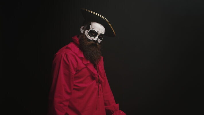 모자 옷 남자 백그라운드 휴가 전등 수염 성인 파티 검은색 할로윈 고리 야간 위험 무서움 도끼 변장 해적 호러 4K MOV 해외동영상 클립영상 자연요소 잡화 감정 컬러 컨셉 조명 사람 이벤트 도둑 공포 동영상 파일형식