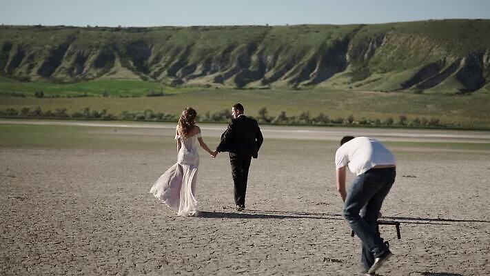 백인 커플 드레스 여자 남자 호수 신랑 결혼 밭 신혼부부 포옹 자연 결혼식 키스 건조 사랑 야외 세명 여름 카메라 귀여움 맑음 흰색 축하 가운 사진사 땅바닥 MOV 해외동영상 클립영상 서양인 부부 옷 계절 감정 컬러 컨셉 농업 관계 안기 날씨 바닥 사람 이벤트 전자제품 작가 애정표현 생태계 신혼 동영상 파일형식