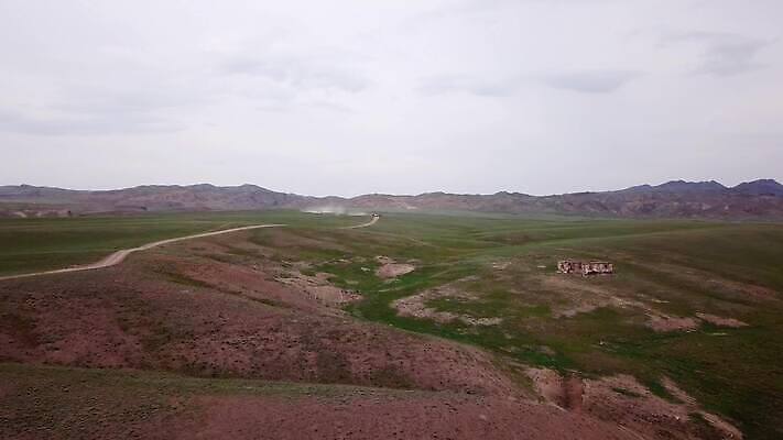 식물 구름 아시아 도로 여행 백그라운드 밭 자연 하늘 바람 산 안테나 그림자 풍경 초원 사람없음 야외 초록색 물 여름 파란색 강 태양 계곡 일몰 광선 시골 정상 땅 언덕 속도 내추럴 드론 스텝 오프로드 조감도 카자흐스탄 수평선 4K 알마티 MP4 해외동영상 클립영상 자연요소 계절 나라 길 컬러 농업 통신 교통시설 날씨 노을 생태계 동영상 파일형식