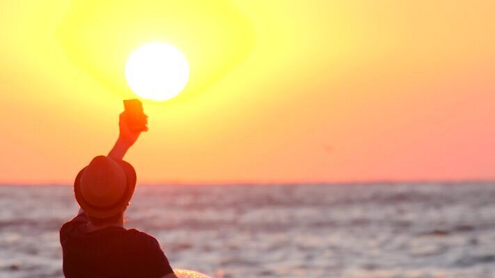 남자 감정 실루엣 여행 백그라운드 인터넷 자연 모바일 휴가 한명 스마트폰 태양 여행객 일출 일몰 잡기 네트워크 연결 셀프카메라 명상 와이파이 나눔 내추럴 블로거 스타일 수평선 4G 4K MOV 해외동영상 클립영상 자연요소 1 모션 촬영기법 IT 사람 핸드폰 스마트기기 노을 사진촬영 생태계 무선인터넷 동영상 파일형식