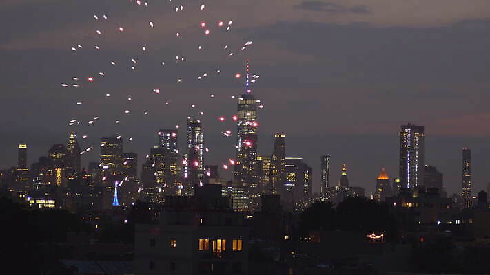 기념일 행복 불 휴가 불꽃 새해 기념 폭죽 불꽃놀이 파노라마 이벤트 사람없음 도시풍경 파티 고층빌딩 축제 미국 새벽 자유 축하 도시 야간 저녁 폭발 뉴욕 쇼 기념물 스카이라인 맨해튼 애국심 독립 독립기념일 랜드마크 정부 4K MOV 해외동영상 클립영상 자연요소 감정 컨셉 북아메리카 놀이 촬영기법 풍경 빌딩 동영상 파일형식