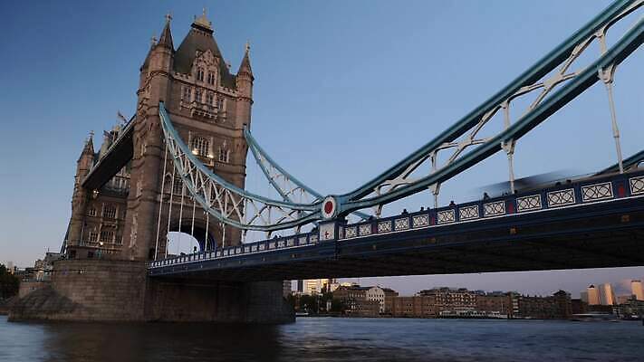 유럽 비즈니스 하늘 조명 버스 사람없음 빨간색 물 강 도시풍경 탑 어둠 황혼 일몰 도시 보트 승차 야간 저녁 런던 바쁨 빛망울 랜드마크 템스강 4K 타임랩스 MOV 해외동영상 클립영상 자연요소 건축물 나라 육상교통 컬러 배_교통 모션 영국 잉글랜드 대중교통 촬영기법 풍경 빛 노을 동영상 파일형식