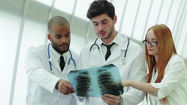 직업 응시 여자 남자 유니폼 청진기 넥타이 기술 엑스레이 실내 건강 병원 실험 3 대화 치료 세명 약 장비 환자 간호사 의사 엄지손가락 가운 허파 OK 대표 직원 보여주기 외과 다민족 MP4 해외동영상 클립영상 시선 잡화 옷 손가락 의학 의료기기 모션 말하기 사람 손짓 내부 의료진 호흡기관 동영상 파일형식