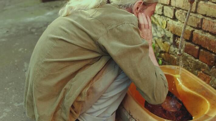 얼굴 거리 돌담 한명 사람 야외 물 청결 추위 코트 좌절 닫기 씻기 가난 청소 버리기 리빙 거지 구걸 노숙자 위생관리 헬프 4K MP4 해외동영상 클립영상 자연요소 1 감정 컨셉 모션 관리 신체부위 담장 외투 돌_바위 도움 위생 동영상 파일형식