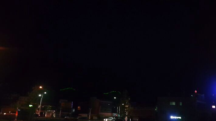 유럽 아시아 바다 여행 건축양식 전등 조명 한국 동양인 풍경 사람없음 건물 물 도시풍경 반사 여행객 탑 항구 고층빌딩 새벽 도시 만 보트 도심 야간 저녁 장면 스카이라인 석호 빛망울 랜드마크 4K MOV 해외동영상 클립영상 자연요소 건축물 건축 나라 배_교통 교통시설 사람 인종 빌딩 빛 동영상 파일형식