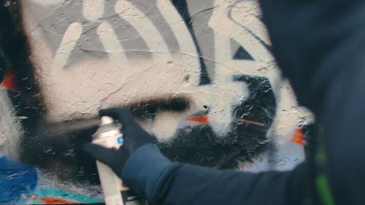 남자 벽 거리 한명 사람 청년 야외 페인트 손상 자유 도시 범죄 그래피티 그림 스프레이 화가 분무기 에어로졸 항의 MOV 해외동영상 클립영상 직업 1 컨셉 성인 낙서 동영상 파일형식