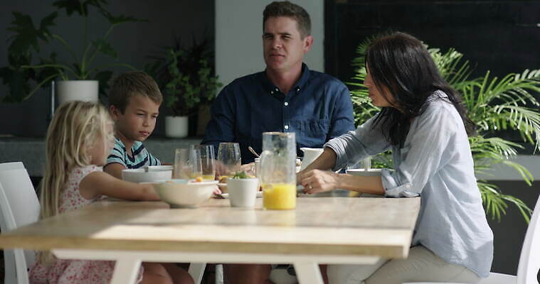 그릇 접시 여자 남자 딸 아들 초등학생 어린이 음식 40대 중년 가구 가정 가족 아프리카 탁자 엄마 함께함 실내 소년 여러명 일상 세명 부모 아빠 아침식사 청소 남아프리카 케이프타운 4K MOV 해외동영상 클립영상 학생 식기 나라 생활용품 다수 컨셉 관계 사람 성인 내부 라이프 식사 동영상 남아프리카공화국 파일형식