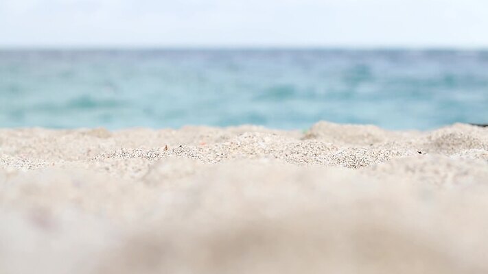 모래 파도 바다 섬 백그라운드 자연 휴가 휴식 사람없음 야외 물 여름 파란색 모래사장 햇빛 흰색 휴양지 에메랄드 완벽 이국적 터키석 파라다이스 MOV 해외동영상 클립영상 자연요소 계절 컬러 컨셉 태양 장소 보석 생태계 동영상 파일형식